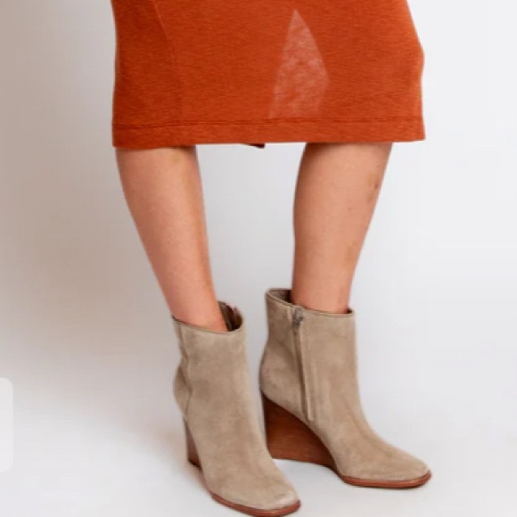 Dolce Vita Women's Cream Ankle Boots - Picture 5 of 6